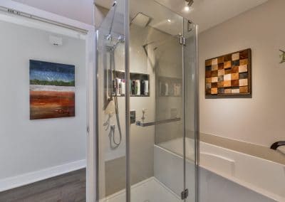 Rénovation d'une petite salle de bain avec le bain-douche de Océania Attitude